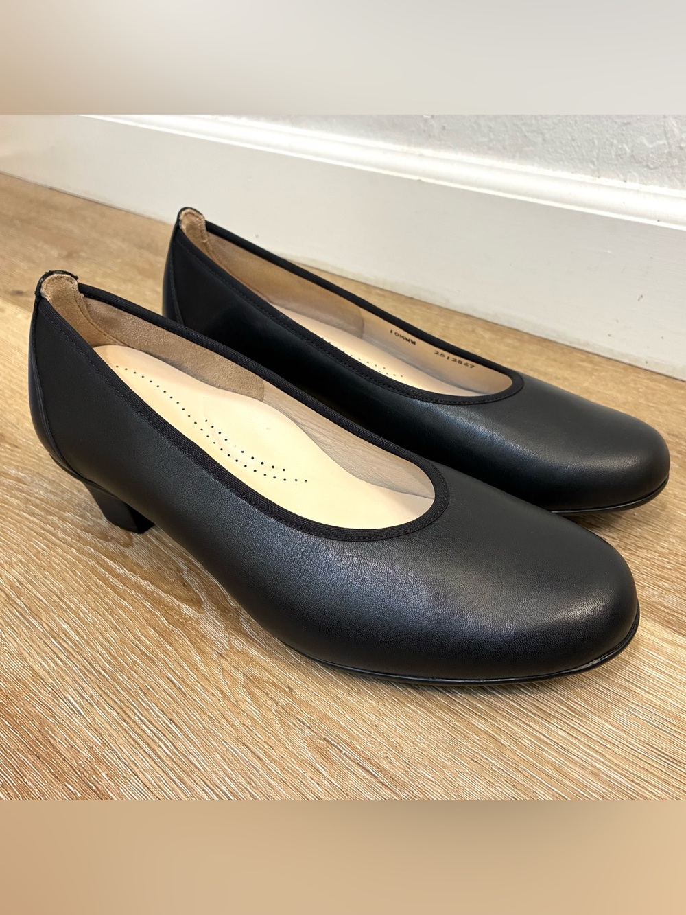 SAS Milano Pumps Comfortable Black Leather Women Shoes 10.5 WW (New No Box)